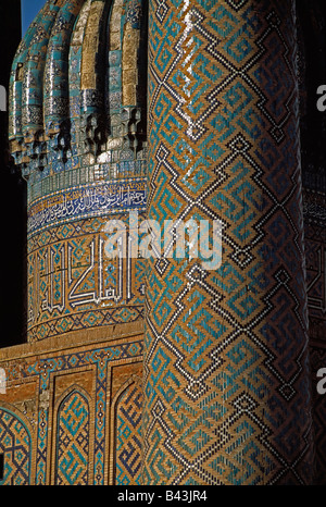 Uzbekistan, CIS, Samarcanda, Registan Square, Sher Dor Madrasah, tessere di mosaico Foto Stock