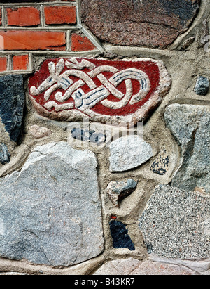 Medioevo, Vichinghi, scrittura, rune, rune raffiguranti la testa di un drago, frammento, pietra runa, 8th / 9th secolo DC, chiesa a Soderkoping, Svezia, Foto Stock