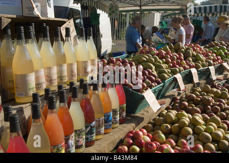 Succhi di mele Chegworth Valley, mercato agricolo Blackheath UK. Sud-est di Londra, Inghilterra 2008 2000s HOMER SYKES Foto Stock