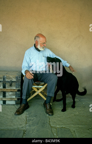 Scrittore e romanziere Donal Hamilton, autore del Matt Helm mistero libri, a sua scrittura studio in Santa Fe, New Mexico. Con la sua black lab Ricky. Foto Stock