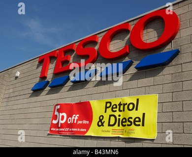 Supermercato TESCO BENZINA E DIESEL DI TAGLIO DEI PREZZI Segno sconto Foto Stock