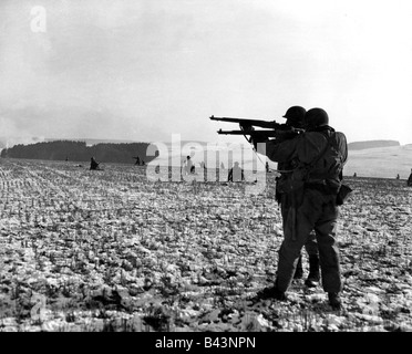 Eventi, Seconda guerra mondiale / seconda guerra mondiale, Belgio, Battaglia del Bulge, rilievo di Bastogne, soldati statunitensi, del reggimento di fanteria blindata 10th / 4th Divisione blindata sparando a posizioni tedesche, 27.12.1944, Foto Stock