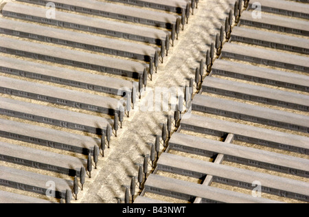 Geografia / viaggi, la Germania nazista, Baviera, Dachau, miniatura del campo di concentramento di Dachau in aprile 1945 poco prima della liberazione, dettaglio, campo di prigionia con recinto e torri di guardia, capanne di alloggio per i prigionieri, malato area capanne, camp street con pioppi, edificio del lavoro del centro poi, ingresso del camp, cosiddetto jour house, il campo recintato è oggi un luogo commemorativo, simbolo, il terrorismo, il nazismo, nazista, ns, olocausto, la persecuzione degli ebrei, terzo Reich, torre di guardia, capanna, , Additional-Rights-Clearance-Info-Not-Available Foto Stock