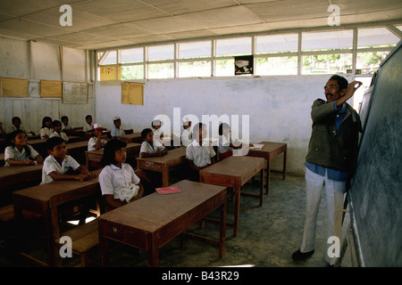 Geografia / viaggi, Indonesia, persone scuola in un villaggio a Samosir, Lago Toba, Sumatra, classroom, insegnante, tuiton, classe, educazione, bambini , Additional-Rights-Clearance-Info-Not-Available Foto Stock