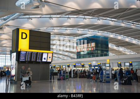 Heathrow Greater London Inghilterra England Regno Unito Heathrow Airport international BA partenze area check-in al Terminal 5 Foto Stock