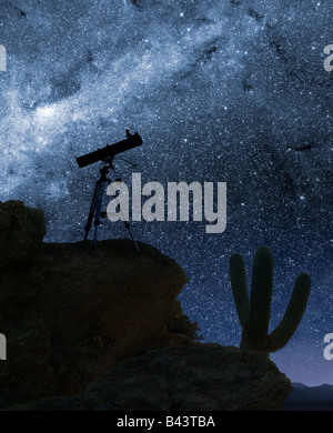 Un telescopio puntato verso le stelle da un deserto località di montagna Foto Stock