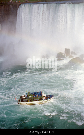 Una vista delle cascate del Niagara dal lato canadese e la Regina della nebbia tour in barca Foto Stock