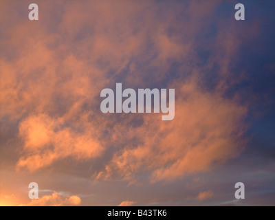 Bassa stratus (Sc) nuvole con orange riflessione sul tramonto Foto Stock