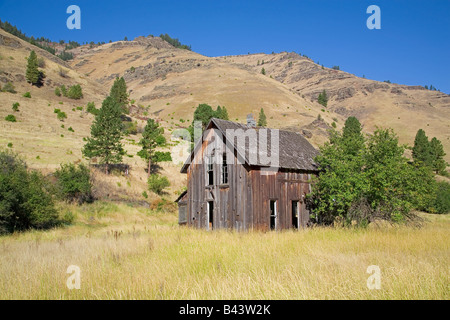 Una vista di un vecchio ranch fienile in Inmaha gola o Canyon vicino a Hells Canyon National Recreation Area, Oregon. Foto Stock