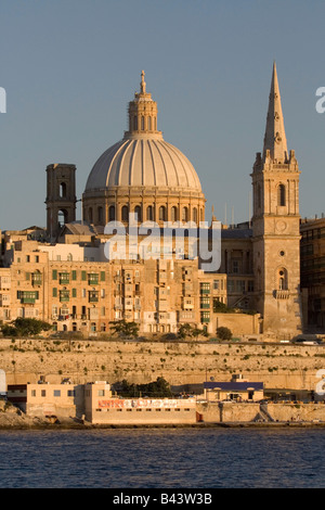 La Valletta al tramonto, dominata dalla guglia della Cattedrale di San Paolo e dalla cupola rotonda della Chiesa Carmelitana. Vista ravvicinata. Foto Stock