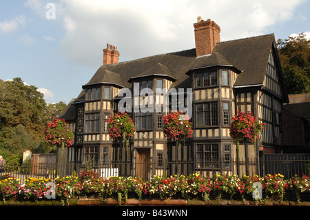 Composizioni floreali all'ingresso al castello di Shrewsbury in Shropshire Foto Stock