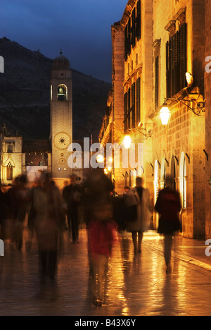 I turisti a piedi lungo la placa la notte. Dubrovnik, Croazia (sfocatura) Foto Stock