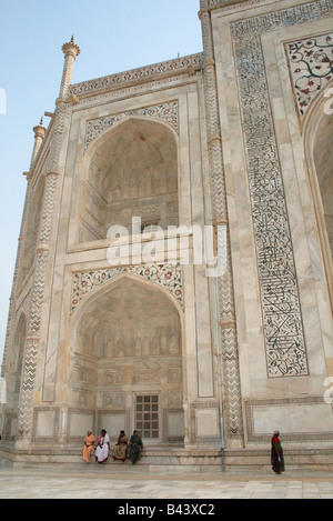 Indian pellegrini visitano il Taj Mahal Foto Stock