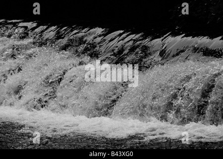 Cascata vicino Colwith cade, Little Langdale, Lake District, Cumbria in bianco e nero Foto Stock