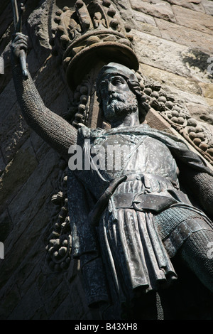 Città di Stirling, in Scozia. Vista ravvicinata di William Wallace statua sul National Wallace Monument. Foto Stock