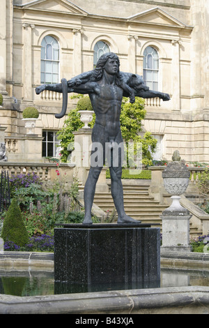 Harewood House giardino terrazza con magnifica statua "Orpheus con un leopard' di Astrid Zydower. Foto Stock