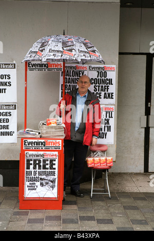 Regno Unito Scozia Glasgow Sauchiehall Street giornale stallo fornitori sotto ombrello di carta da giornale Foto Stock