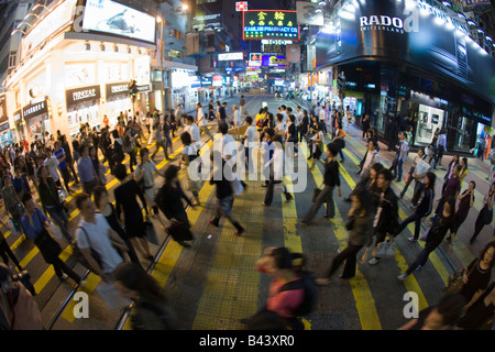 Cina Hong Kong Shoppers attraversando la strada a Causeway Bay Foto Stock