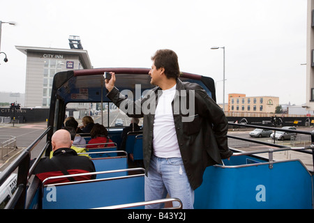 Regno Unito Scozia Glasgow turista straniero sulla sommità di aprire e rabboccato tour bus prendendo foto ricordo Foto Stock