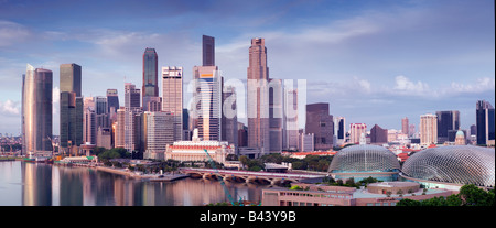 Lo skyline di Singapore visto all'alba Foto Stock