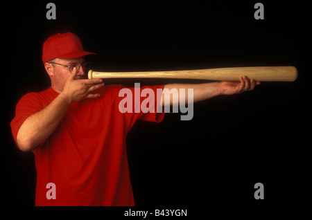 Lavoratore di ispezionare il baseball bat Foto Stock