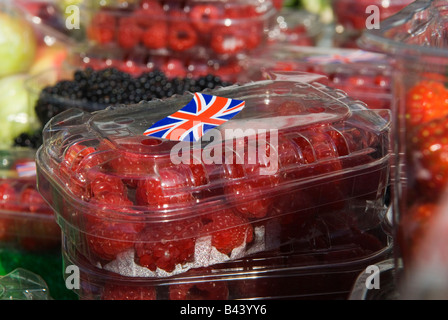 L'adesivo dei lamponi inglesi Union Jack è stato esposto per promuovere la fama del Regno Unito. Compra inglese. Blackheath Farmers Market, Londra sud-orientale, Inghilterra, anni '2008 2000 Foto Stock