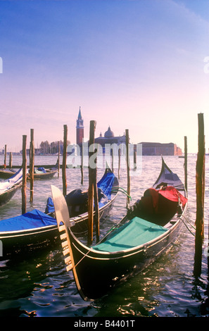 Le gondole venete ormeggiato a Piazza San Marco che si affaccia la chiesa di San Giorgio Maggiore nel tardo pomeriggio di sole Venezia Italia Foto Stock
