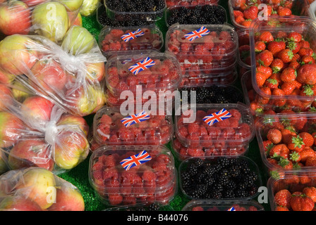 Rasberries inglesi in vendita Union Jack flag sticker, mele e fragole al Blackheath Farmers Market London UK 2008 2000s HOMER SYKES Foto Stock