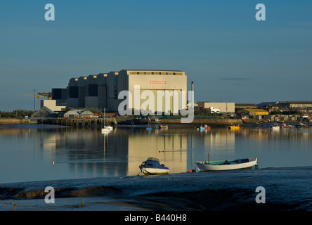 Guardando attraverso Walney canale da Walney Island al grande cantiere sottomarino di BAE Systems, Barrow-in-Furness, Cumbria, Regno Unito Foto Stock