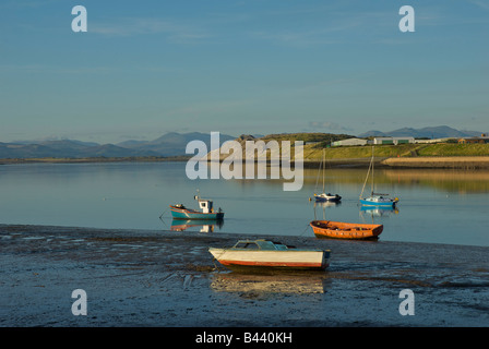 Barche in canale Walney, tra Walney Island e Barrow-in-Furness, Cumbria, Regno Unito Inghilterra, con lakelsnd mulini della distanza Foto Stock