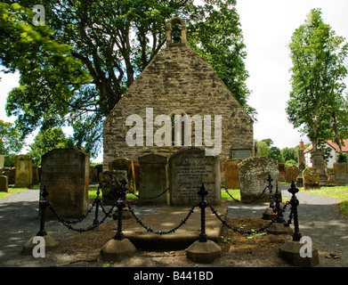 Alloway Kirk yard in Ayrshire il luogo di sepoltura dei poeti Robert Burns padre. Burns ha scritto Tam o'shanter mentre il settore agricolo nelle vicinanze. Foto Stock