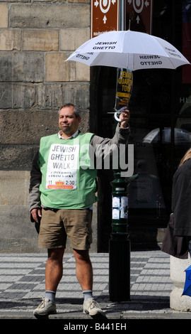 Ritratto di una guida di strada fare pubblicità ai loro servizi nel centro di Praga, Repubblica Ceca. Foto Stock