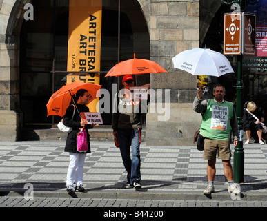 Street guide turistiche la pubblicità dei loro servizi nel centro di Praga, Repubblica Ceca. Foto Stock