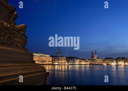 Rive del lago Alster e la Jungfernstieg Street in serata, Amburgo, Germania Foto Stock