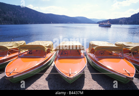 Imbarcazioni presso il lago Titisee Foresta Nera Baden Wurttemberg Germania Foto Stock