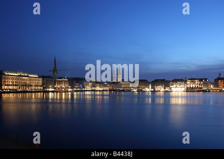 Rive del lago Alster e la Jungfernstieg Street in serata, Amburgo, Germania Foto Stock