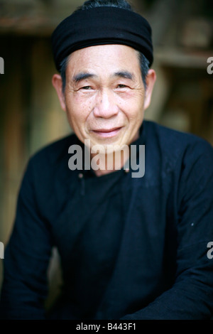 Tay tribesman presso il villaggio di Lai Chi, Vietnam. Foto Stock