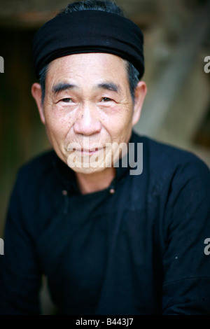 Tay tribesman presso il villaggio di Lai Chi, Vietnam. Foto Stock