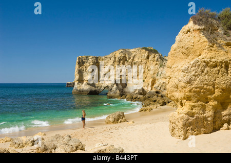 Una piccola baia vicino a Praia da Coelha, Albufeira Algarve, con una sola donna backview Foto Stock