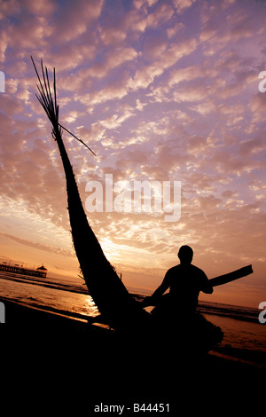 Caballito de Totora Reed barca sulla spiaggia di Huanchaco Perù Foto Stock