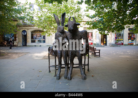 Il Minatour e la Lepre scultura, Cheltenham Promenade, Cheltenham, Inghilterra Foto Stock