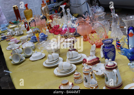 Raccolta mista di bric a brac a Braderie Lille Francia Foto Stock