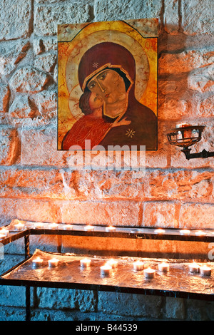 Un'icona della Vergine Maria e Gesù Bambino nella chiesa di St Mary's su Lindisfarne, Northumberland, Inghilterra Foto Stock