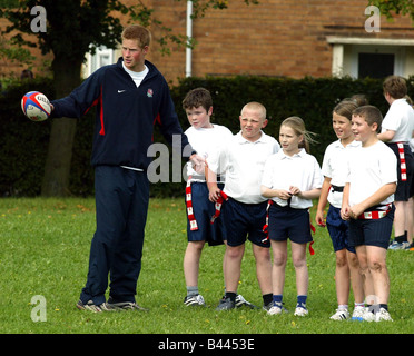 Il principe Harry allenatori rugby presso Greenfields Scuola Primaria vicino a Walsall Settembre 2004 Foto Stock