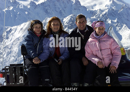 Il principe Andréj il Duca di York con la sua ex moglie Sarah Ferguson con le figlie Beatrice e Eugenie in Verbier svizzera Foto Stock