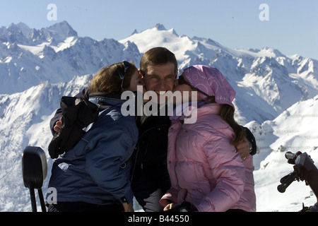 Un bacio di compleanno per il Duca di York dalle sue figlie le principesse Eugenie L e Beatrice R egli è 41 domani Foto Stock