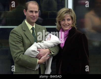 Prince Edward al Frimley Park Hospital Novembre 2003 lasciando con sua moglie Sophie Rhys Jones e la loro figlia femmina Foto Stock
