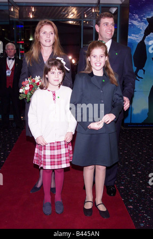 La duchessa di York e il principe Andréj con le loro figlie principesse Beatrice e Eugenie frequentando la premiere del gigante di ferro Foto Stock