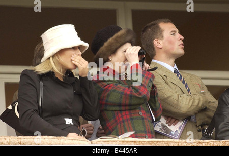 Princess Anne figlia Zara e il figlio Peter Phillips guardare la prima gara nel giorno finale del 2004 Festival di Cheltenham Marzo 2004 Foto Stock