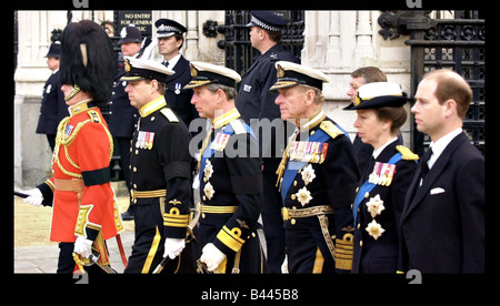 Famiglia Reale in processione fino a Westminster Abbey aprile 2002 funerali della Regina Madre Foto Stock